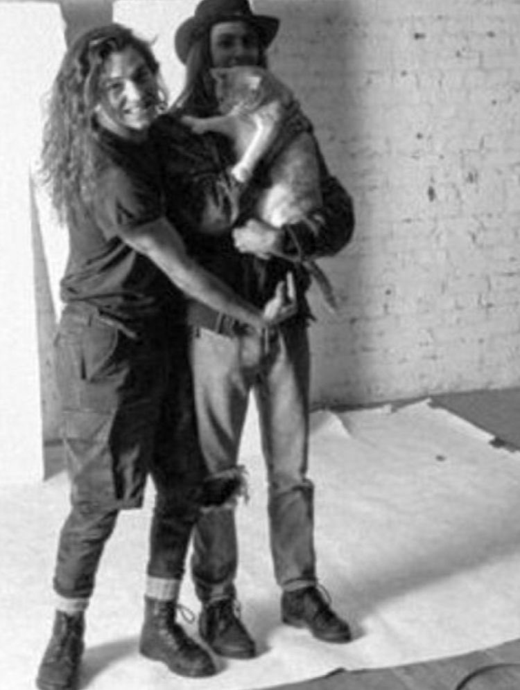 goosespringst3n's tweet photo. Eddie Vedder and Mike McCready with a cat (1991) https://t.co/aPtImxzWV9
