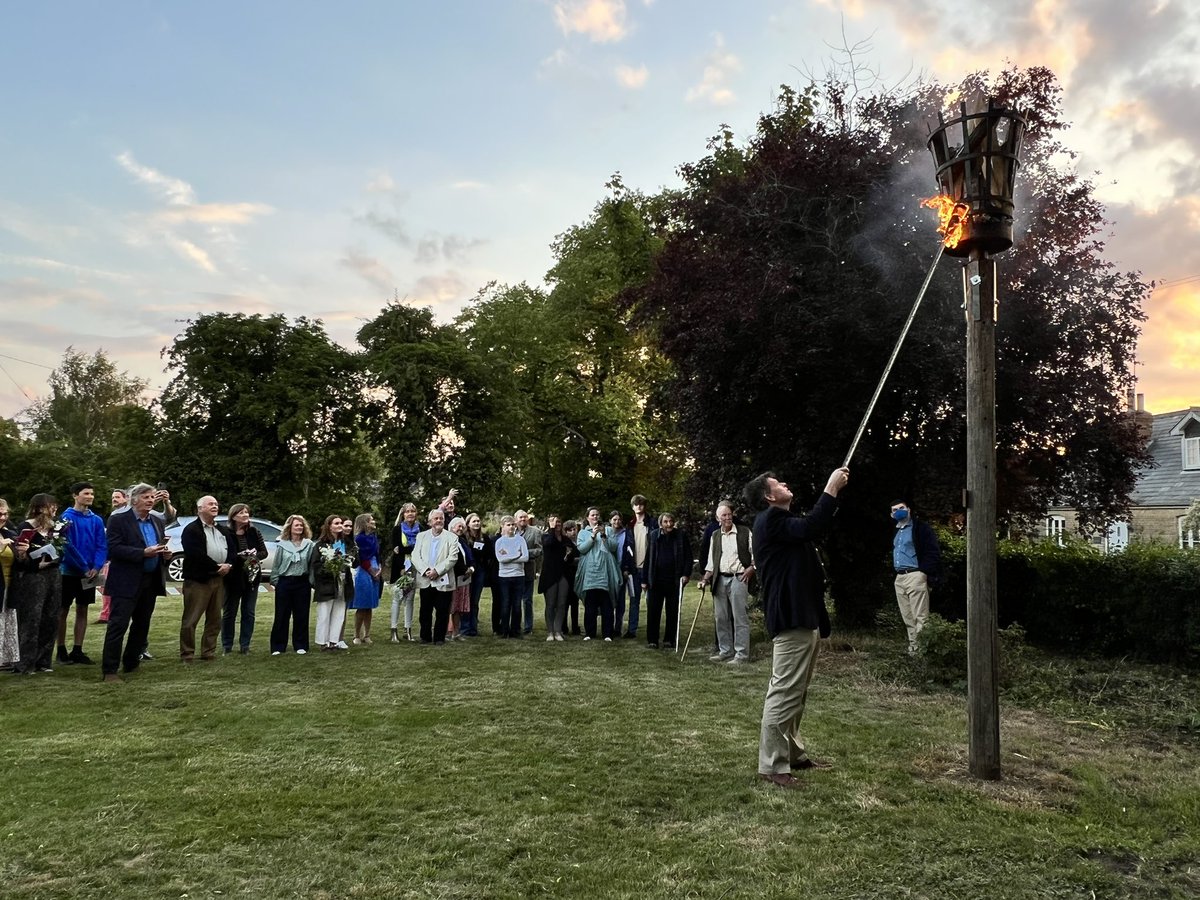 FrAranPBeesley's tweet photo. #PlatinumJubilee #BeaconLighting Prayers for The Queen and First Beacon lit at Barholm. #LongMaysheReign https://t.co/Pz2AC7J5Ns
