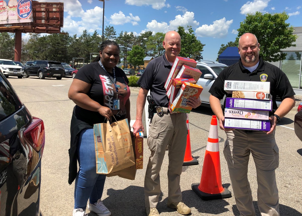 BPD_MN's tweet photo. Our Cereal-sly Fun Food Drive was all kinds of amazing. We were able to fill this squad entirely full of cereal to help stock the shelves @VEAPVolunteers. #thankyou #feedingkids #donations #summerbreakfasts https://t.co/EoyGEoFA7A
