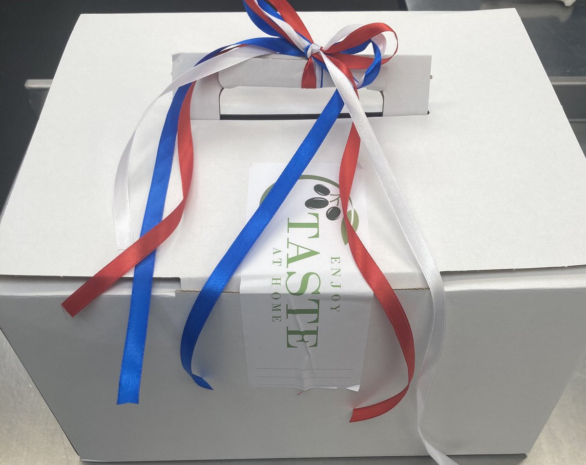 Davewall55Wall's tweet photo. Happy Jubilee bank holiday from everyone at https://t.co/j8o7WRkEZf  #Jubilee https://t.co/zT8W2URewP