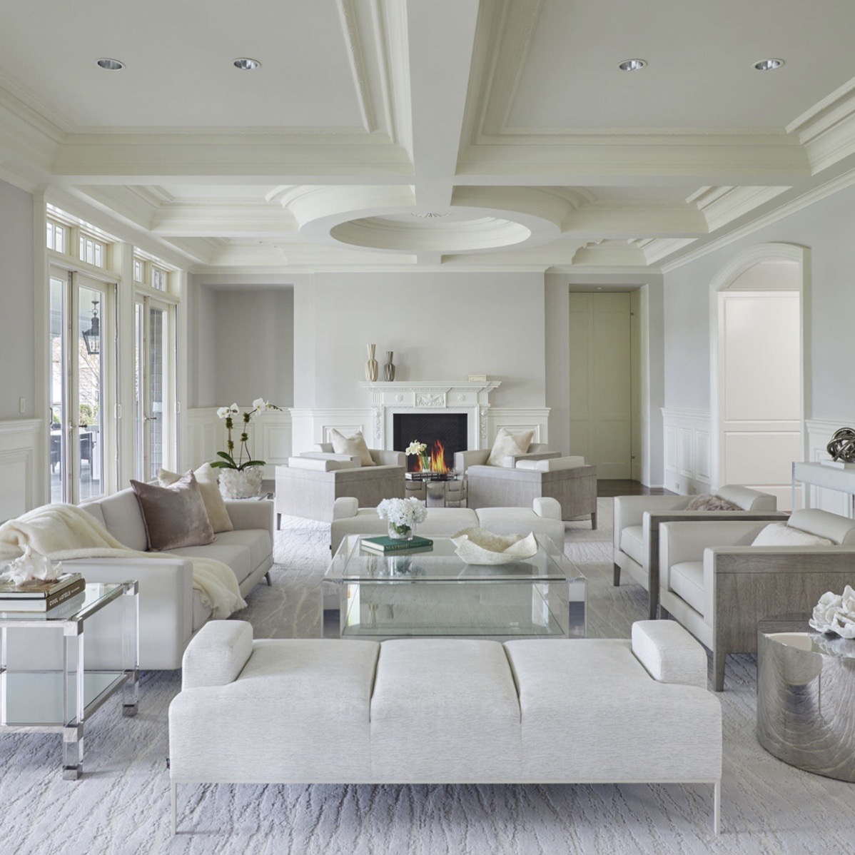 Timeless whites are always a beautiful idea in a summer house.

#interiordesign by #melanieroydesign instagram.com/p/CeSJOhssQwn/