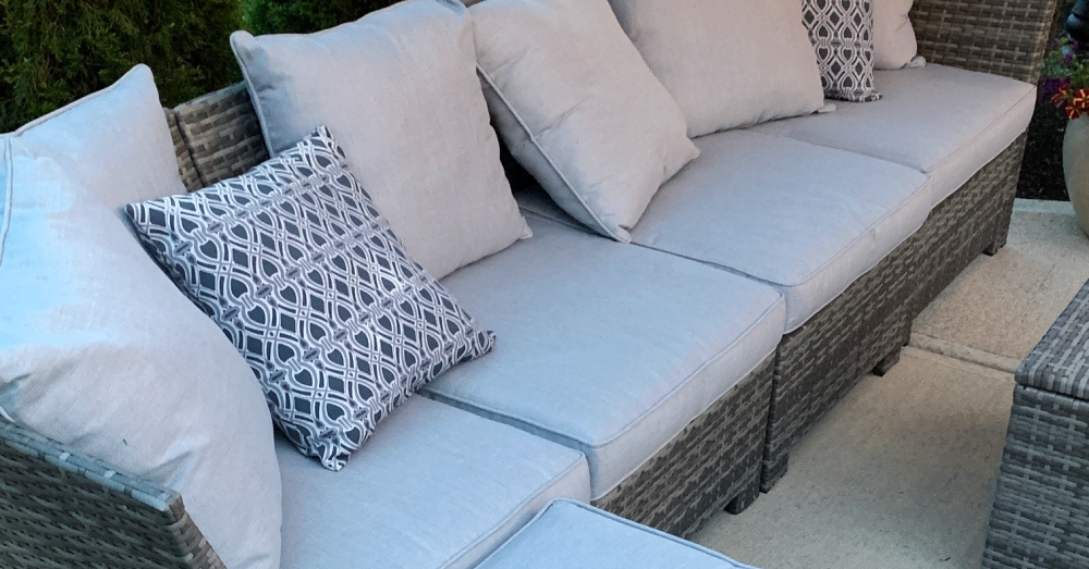 Beautiful Backyard Patio Refresh for Summer! thriftydecorchick.com/2022/05/blue-a…