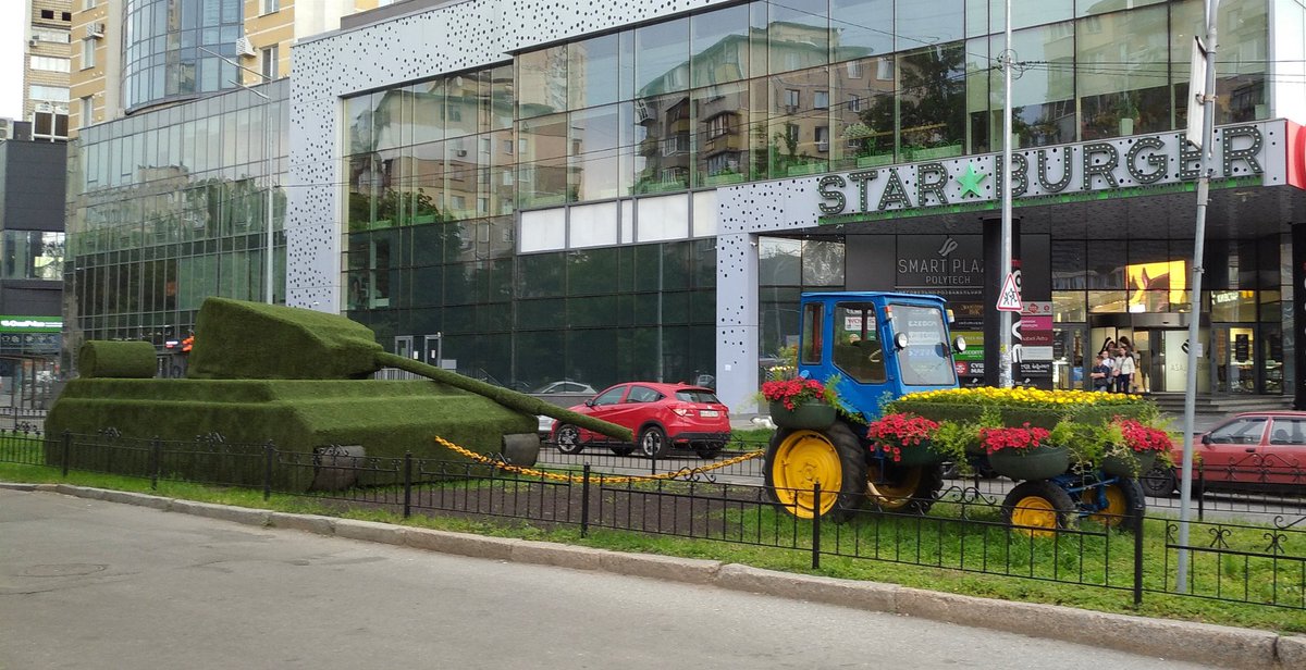 Biz_Ukraine_Mag's tweet photo. New in Kyiv: floral installation celebrating Ukraine’s iconic tank-towing tractors https://t.co/dYFfTO9yMB