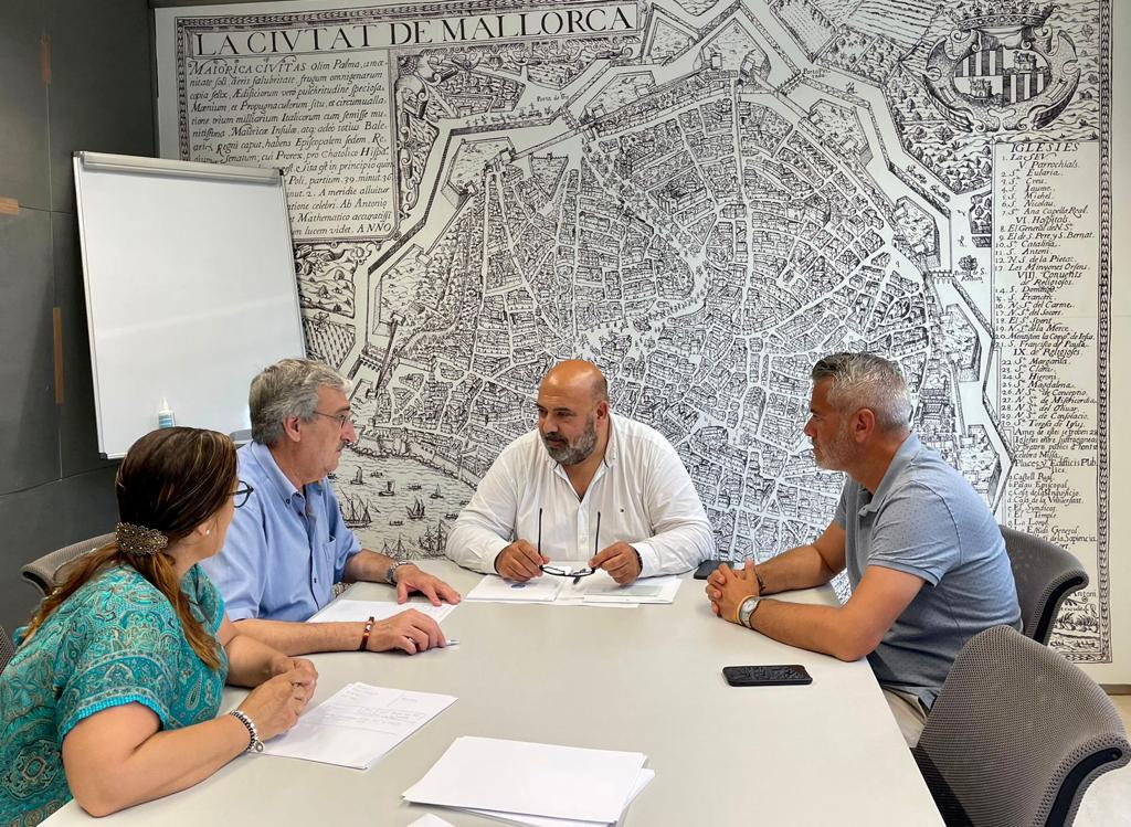 PP Palma (@popularespalma) on Twitter photo Queremos conocer los problemas de cada uno de los barrios de #Palma 💙. Nuestro presidente, <a href="/JaimeMartinez/">Jaime Martínez Llabrés</a>, no sólo los visita y recorre, también se reúne con vecinos y los presidentes de distrito.
#CentradosenPalma Queremos conocer los problemas de cada uno de los barrios de #Palma 💙. Nuestro presidente, <a href="/JaimeMartinez/">Jaime Martínez Llabrés</a>, no sólo los visita y recorre, también se reúne con vecinos y los presidentes de distrito.
#CentradosenPalma
