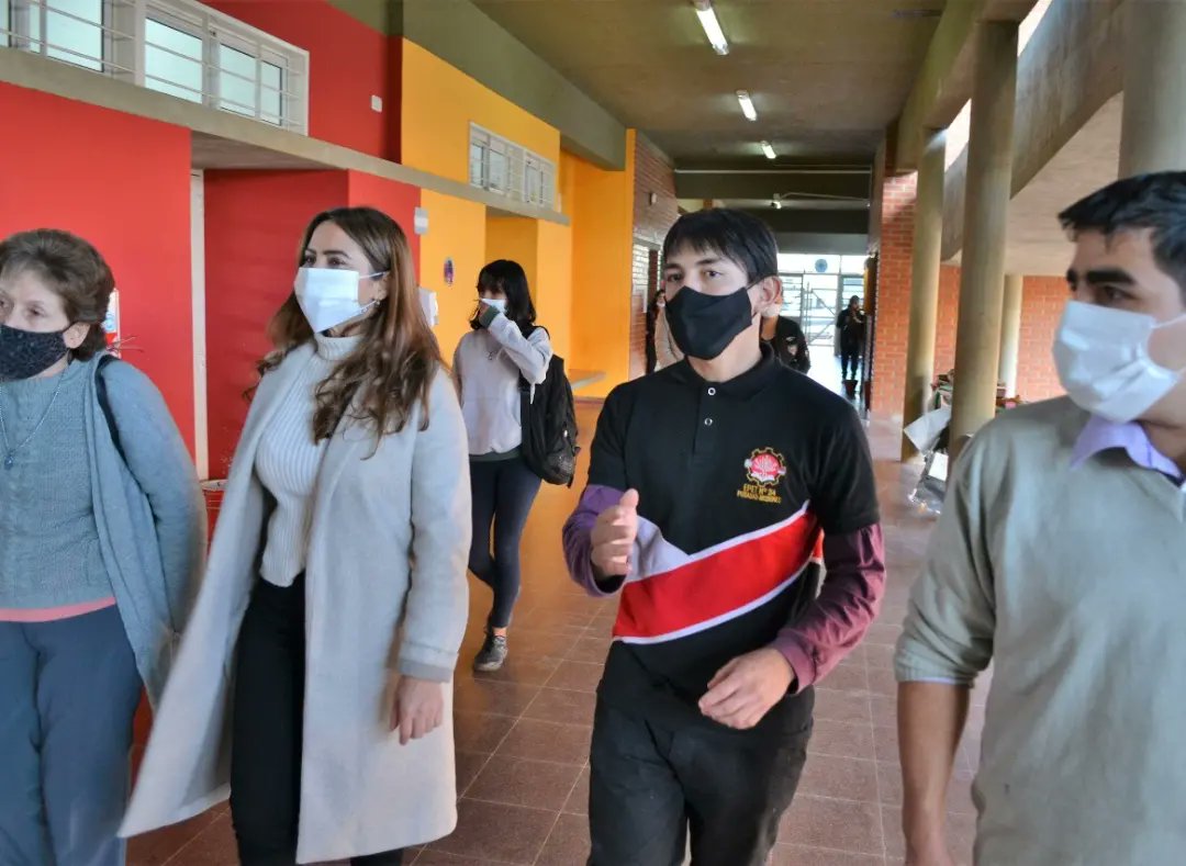 DecutRojas's tweet photo. Compartiendo la tarde con estudiantes y docentes de la @epet34 de Itamebé Guazú, una comunidad educativa admirable, con jóvenes que nos inspiran a seguir aprendiendo, creciendo y construyendo juntos una provincia más justa e inclusiva para todos. https://t.co/rc4caAdq5y