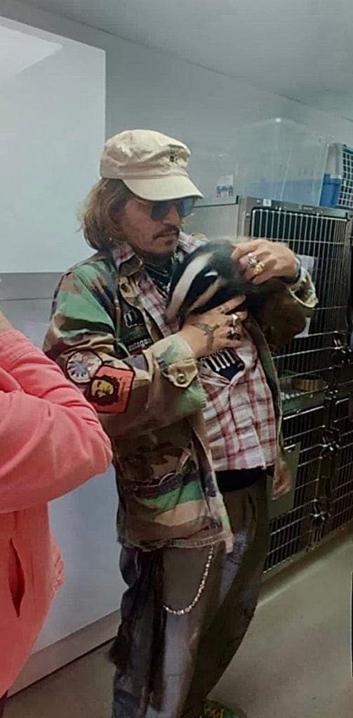 RhinoAlive's tweet photo. Couldn't be prouder that one of our 'One Voice for Animals UK' members   #follywildlifecentre  got a visit from #JohnnyDepp  this week.  Great to see @jeffbeckmusic is their patron.  
#wildliferescue
https://t.co/Uy3RKK5mfM

@OneVoiceforAni1 https://t.co/MQCQbAwJDW
