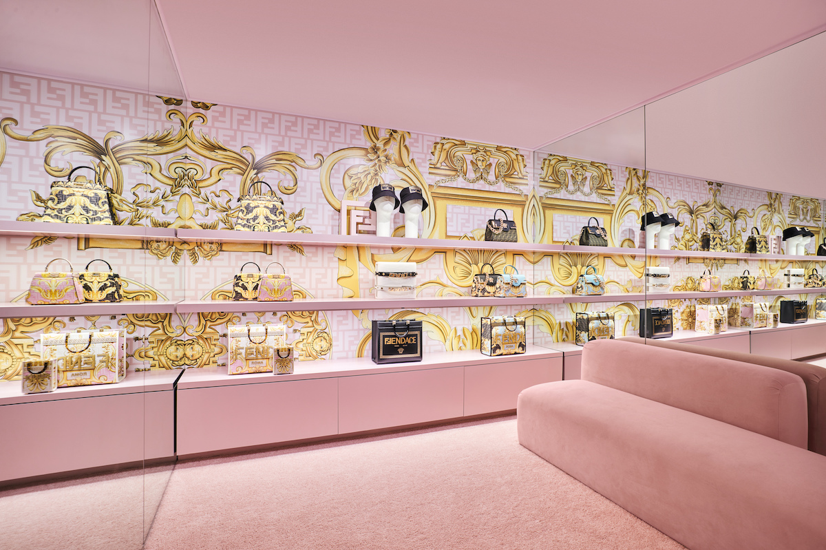 First Images: Fendi + Versace Collab on Fendace NYC and LA Pop-Ups
#Fendace #Versace #Fendi #donatellaversace #SoHo #BeverlyHills #luxuryshopping
<a href="/Versace/">VERSACE</a> <a href="/Fendi/">Fendi</a> <a href="/sohobroadway/">SoHo Broadway</a> <a href="/Soho_Nyc/">SoHo_NYC</a> <a href="/CityofBevHills/">CityofBeverlyHills</a> <a href="/BevHillsPatch/">Beverly Hills Patch</a> <a href="/LoveBevHills/">@LoveBevHills</a> <a href="/BHCourier/">The Beverly Hills Courier</a> 
blackbookmag.com/fashion-style/…