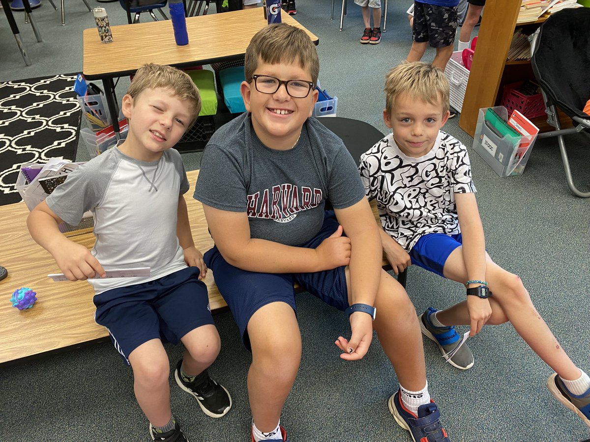 Miss Aronson's Sunflowers 💛 tweet media