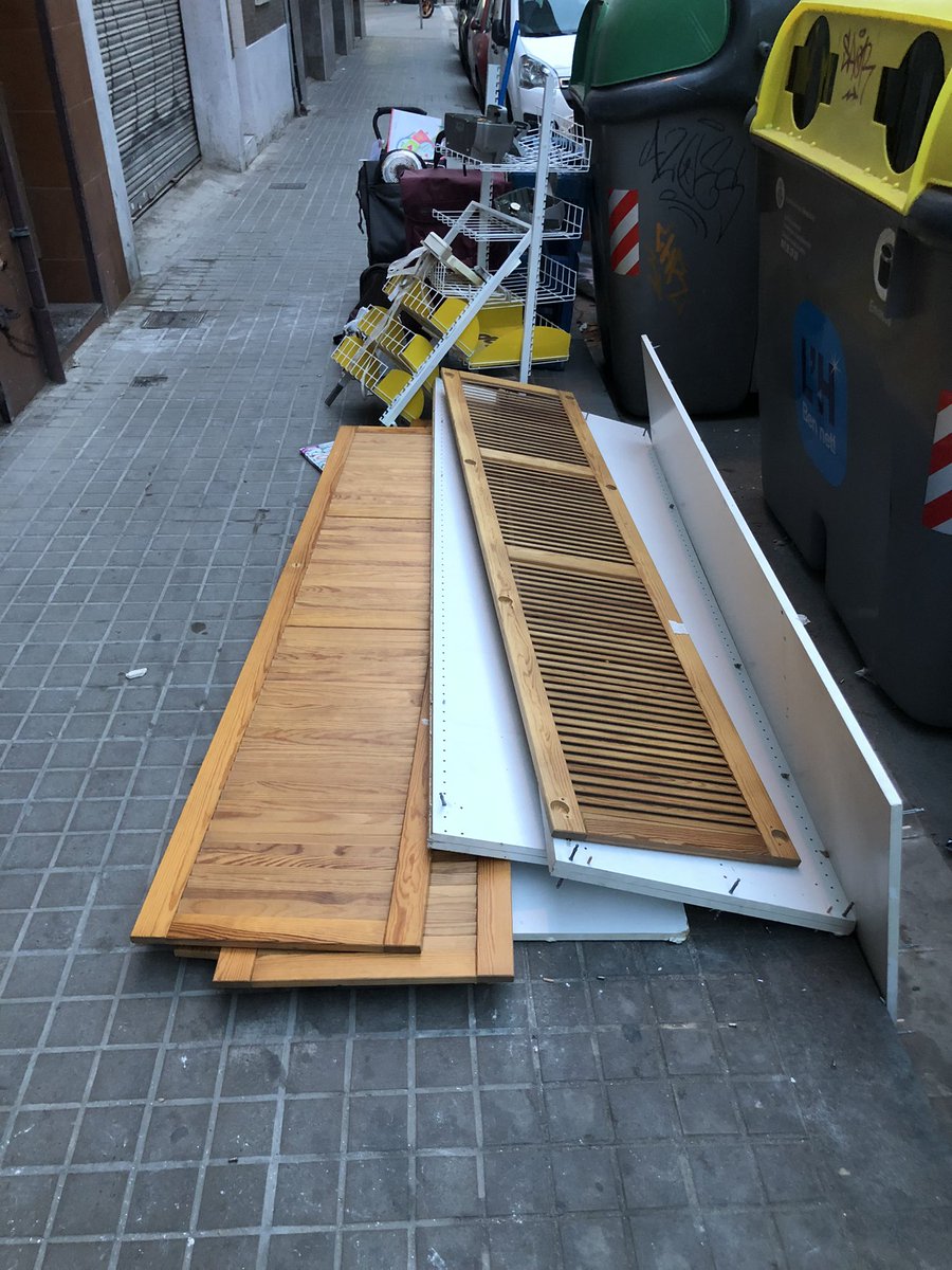 Angelleal81's tweet photo. @nuriamarinlh cada día el mateix. En el portal que es veu ha de sortir un cotxet amb un nadó. Carrer Juan de Toledo, es van canviar els contenedors de lloc i ara cada dia el carrer brut i ocupat!!!! https://t.co/rNMHMfXC7V