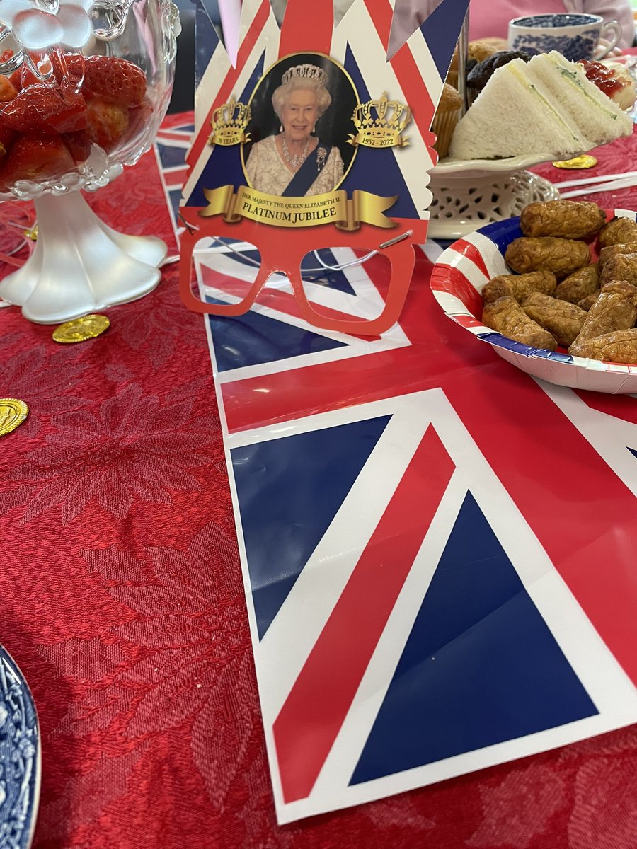 Platinum Jubilee tea party today in Hawthorn Ward, enjoyed by patients and their relatives, beautifully decorated and a rousing rendition of the National anthem to go with the spread <a href="/EdinburghHSCP/">The Edinburgh Health and Social Care Partnership</a> <a href="/patwynne70/">Pat Wynne</a> @gillian_mcauley <a href="/NHS_Lothian/">NHS Lothian</a> <a href="/FlynnBillie/">Billie Flynn</a>