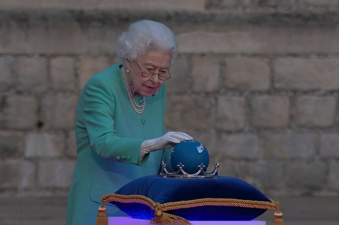 The Queen has symbolically lit the Principal Beacon for her #PlatinumJubilee in a special ceremony at Windsor