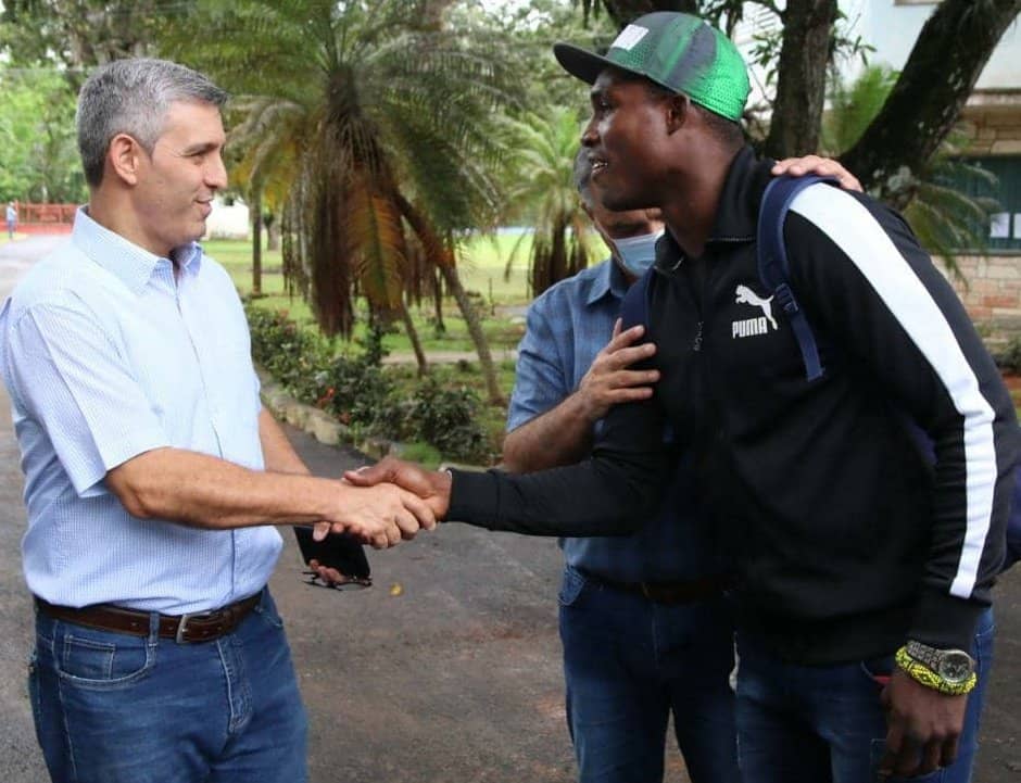 venega_omar's tweet photo. El Viceprimer Ministro, @JorgeLuisPerd20, se interesó por las condiciones de vida de nuestros atletas y la marcha del curso escolar, en una visita que realizara a varios centros deportivos, entre los que están las escuelas nacionales de Boxeo y Voleibol y la #ESFAAR Cerro Pelado. https://t.co/Eb4aHlxbKC