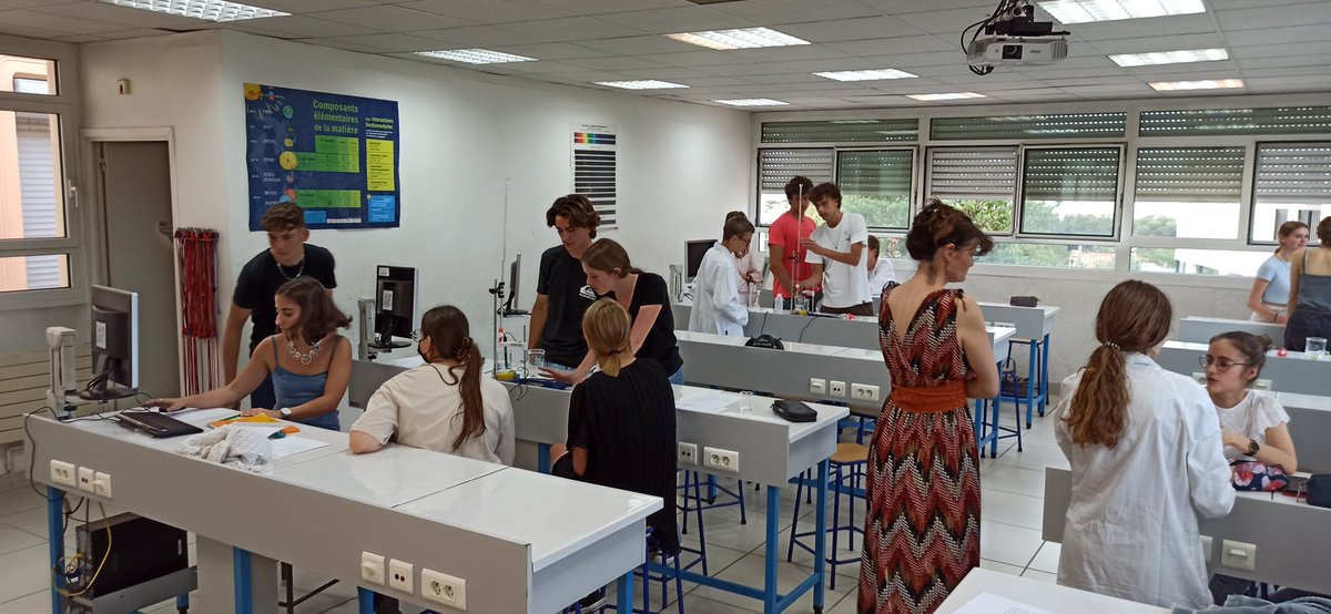 MtStJean2's tweet photo. Après une préparation "blanche" organisée par leurs professeurs de sciences, nos élèves de Terminales spécialités SPC et SVT passent aujourd’hui et demain leurs Épreuves de Comptences Expérimentales pour le Bac. https://t.co/TwBJgX5weY