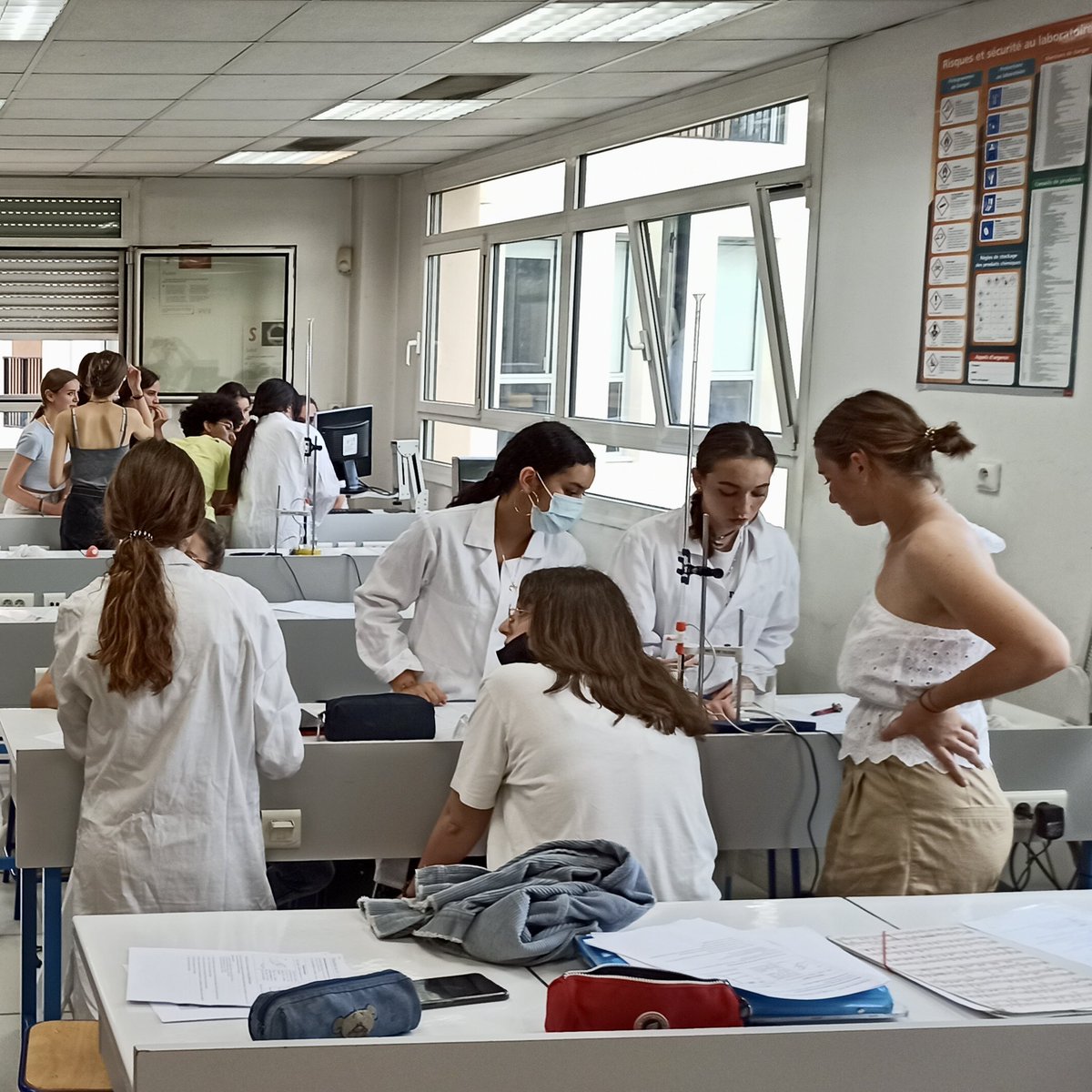 Mt St Jean (@mtstjean2) on Twitter photo Après une préparation "blanche" organisée par leurs professeurs de sciences, nos élèves de Terminales spécialités SPC et SVT passent aujourd’hui et demain leurs Épreuves de Comptences Expérimentales pour le Bac. Après une préparation "blanche" organisée par leurs professeurs de sciences, nos élèves de Terminales spécialités SPC et SVT passent aujourd’hui et demain leurs Épreuves de Comptences Expérimentales pour le Bac.