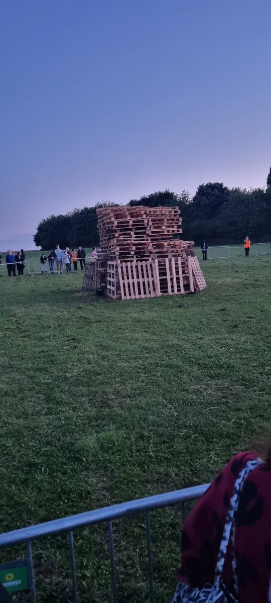 GillinghamKent's tweet photo. Platinum Jubilee Beacon about to be lit #Gillinghamkent The Great lines Medway https://t.co/y69BM0sCqj