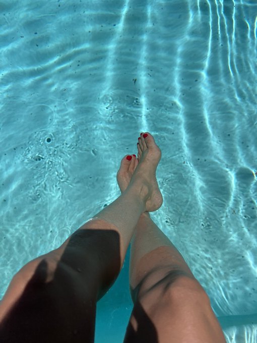 Chatting at the pool today https://t.co/a6gmjK0dcP ? https://t.co/pvO4GucpOp
