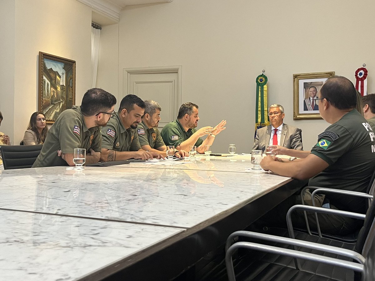 Finalizando o dia, ao lados do subsecretário e dos secretários adjuntos da Seap, fazendo uma apresentação sobre o sistema prisional ao Governador em exercício, <a href="/paulovelten/">Paulo Velten</a>.