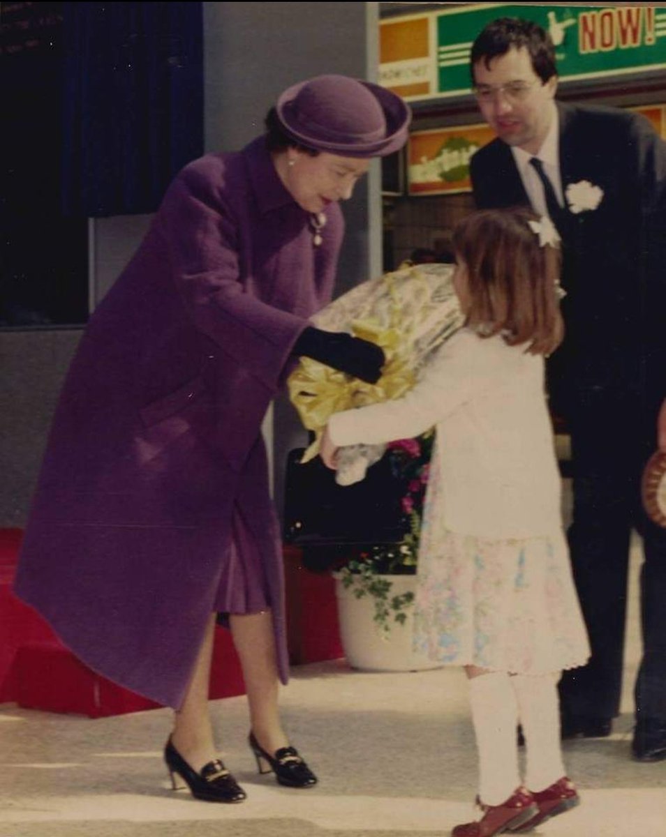 xJenniDx's tweet photo. #PlatinumJubilee An amazing 70yrs for the Queen. It's 33yrs on from when I was lucky enough to present flowers to the Queen 👸 https://t.co/EiDvPJuCPn