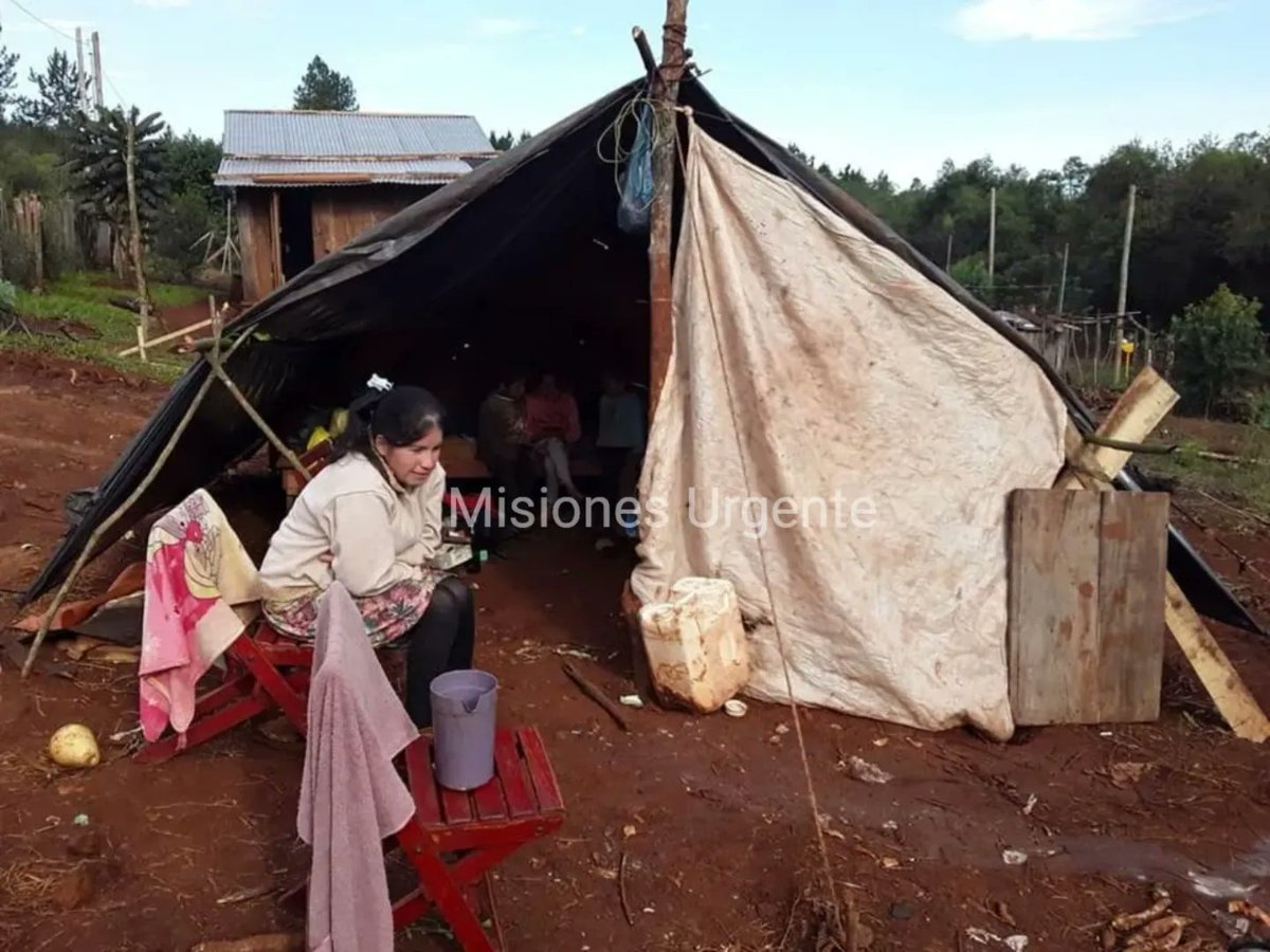 #URGENTE | VIVE EN UNA CARPA IMPROVISADA CON SUS HIJOS

📍 #camporamon #Misiones 

⚠️ Doris Carvallo (25), embarazada hace una semana vive junto tres hijos -de 6, 5 y 3 años- en carpa en afueras de Campo Ramón

⬆️ #Viral Historia de Doris "Necesitamos un techo, por el frio"