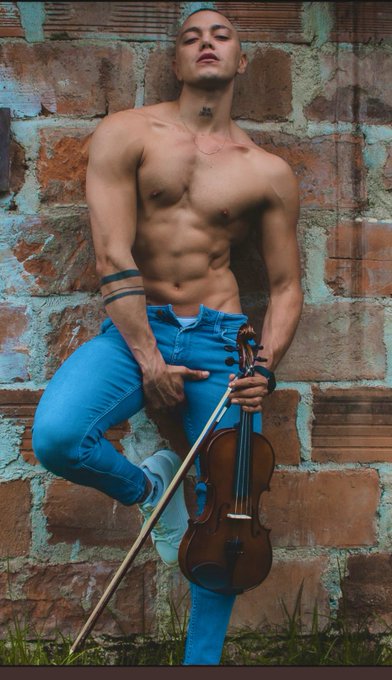 The body is an instrument, if you know how to play it, you can listen to the most sensual melodies🎻 @kenzaenzz<a href="/tag/flirtsummit"class="tags"><span>#flirtsummit</span></a><a href="/tag/flirtsummit2021"class="tags"><span>#flirtsummit2021</span></a>
