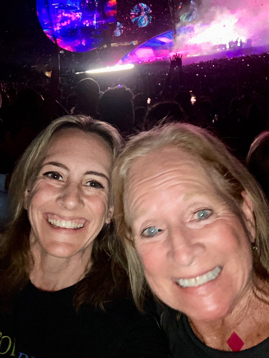 helphelpless7's tweet image. Felt so good to be back at a @coldplay show, incredible &amp;amp; extra special as I went with fellow @ColdplayDiamond @xylopam, thank you so much for everything, you are amazing! We had our dear @LesleyO14092961 close to our hearts the whole time.💎
Nice meeting you @hayleystjames🙂