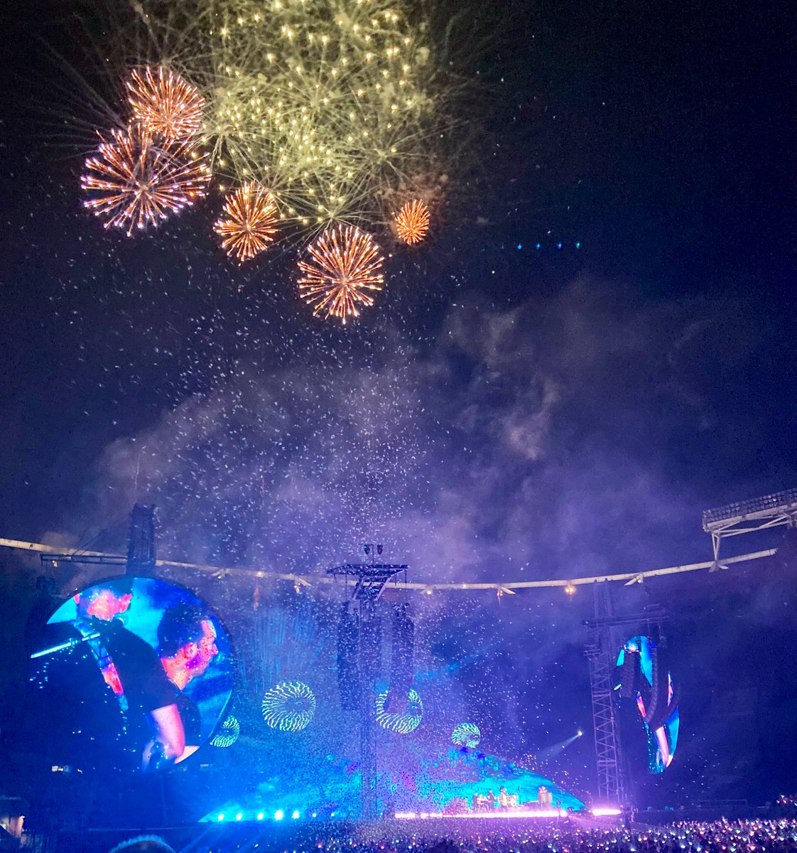 helphelpless7's tweet image. Felt so good to be back at a @coldplay show, incredible &amp;amp; extra special as I went with fellow @ColdplayDiamond @xylopam, thank you so much for everything, you are amazing! We had our dear @LesleyO14092961 close to our hearts the whole time.💎
Nice meeting you @hayleystjames🙂