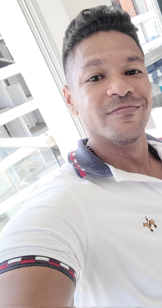 ErickCormun's tweet photo. That face when you realize that you feel awesome, and your surronding have the same energy that you have. 
A blessed man, that's it 😊🙂😍 https://t.co/uQLPXuTj8u