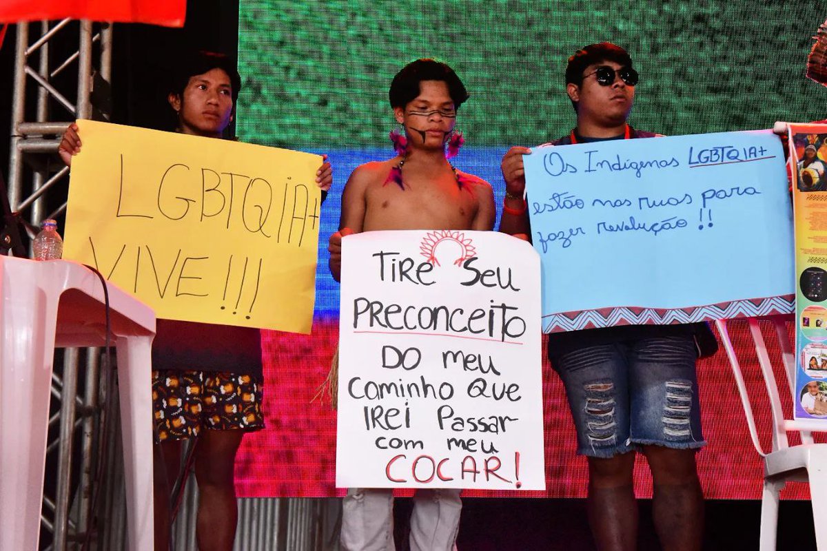 Durante o momento histórico indígenas da comunidade LGBTQIAPN+  puderam partilhar seus anseios e desafios dentro e fora do movimento indígena e se posicionaram em uníssono “Tire seu preconceito do meu caminho, que eu quero passar com o meu cocar”. 
📸<a href="/DerivaJornal/">Deriva Jornalismo</a>