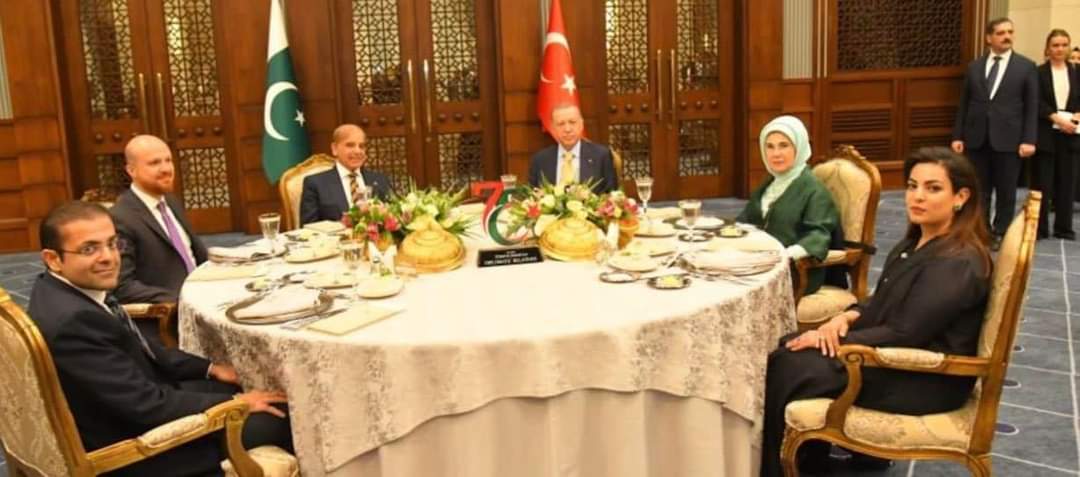 EngrTareen's tweet photo. یہ مفرور ملزم پاکستان تو نہیں آتا مگر پاکستانی دوروں میں سٹیٹ گیسٹ بن جاتا ہے۔ اس کمال کاریگری کے پیچھے 

#امپورٹڈ__حکومت__نامنظور
#وہ_کون_تھا https://t.co/fJq2EmM7wD