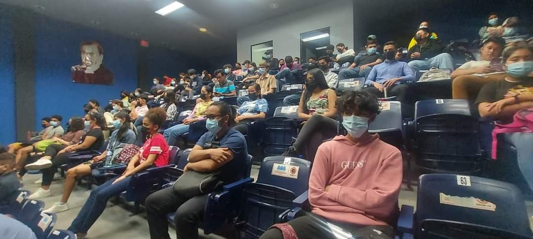 UNIdeNicOficial's tweet photo. Estudiantes de 3ro. a 5to. año participan de la Conferencia "Producción de Vapor y Uso en la Industria Nacional", impartida por el MSc. Mario García, Director ejecutivo de la empresa #SICCSA.
➕INFO👉https://t.co/om6SXRqxQA
#39UNI
#YoAmoalaUNI
#SomosOrgullosamenteUNI❤️ https://t.co/s8h3UZMlbH