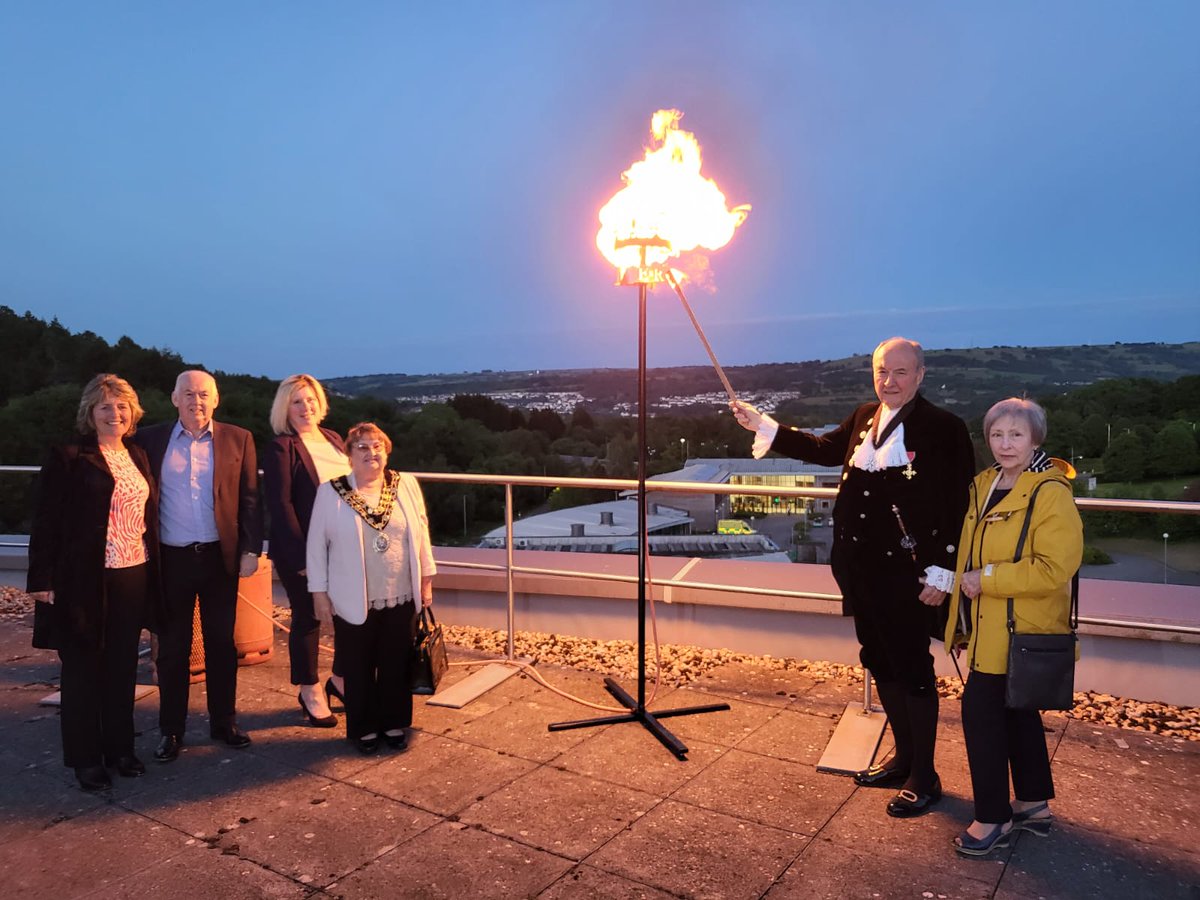 CaerphillyCBC's tweet photo. The Queen's Platinum Jubilee Beacon - Penallta House. 👑 @HSGwent @WayneDavid_MP @ElunedStenner @ChristinaHarrhy @CaerphillyObsvr @southwalesargus #PlatinumJubilee 

Goleuad Jiwbilî Platinwm y Frenhines - Tŷ Penallta. 👑#PlatinumJubilee https://t.co/SBhu4PuDsS