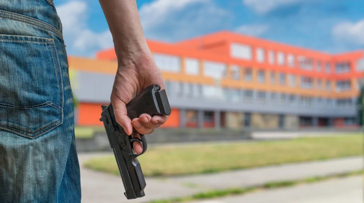 Fnerrr_Chimal21's tweet photo. El ambiente de inseguridad que se vive a nivel nacional afecta directamente lo que ocurre dentro de las escuelas. Exigimos que la @SEP_mx, @lopezobrador_ y @delfinagomeza garanticen seguridad a los estudiantes.
#PeligraSeguridadEscolar https://t.co/IZr0Pn1De0