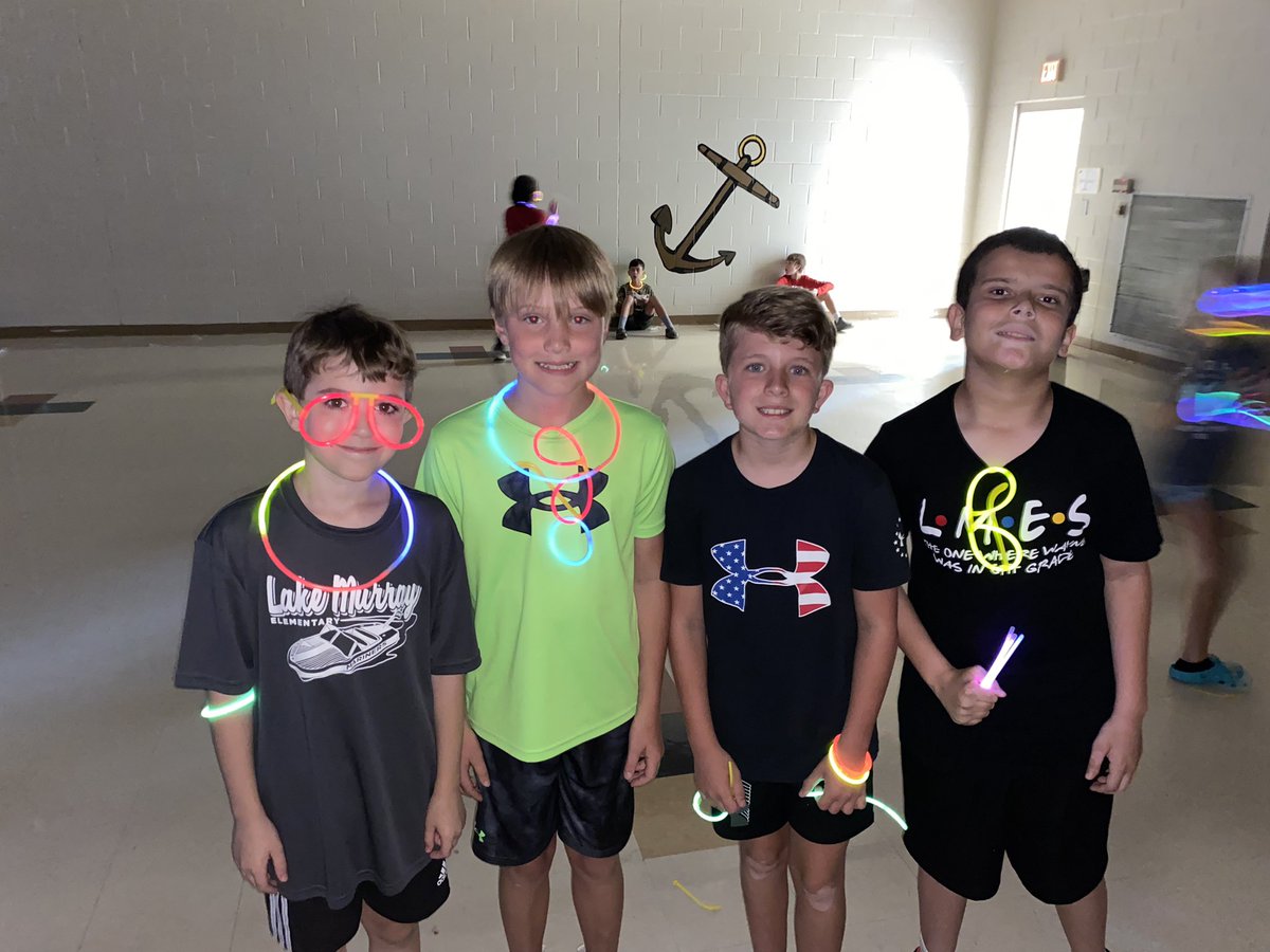 mrscranelmes's tweet photo. Fifth grade glow party! They’re off to middle school! 🌟 @MarinerMates https://t.co/tVcFQ0DyrV
