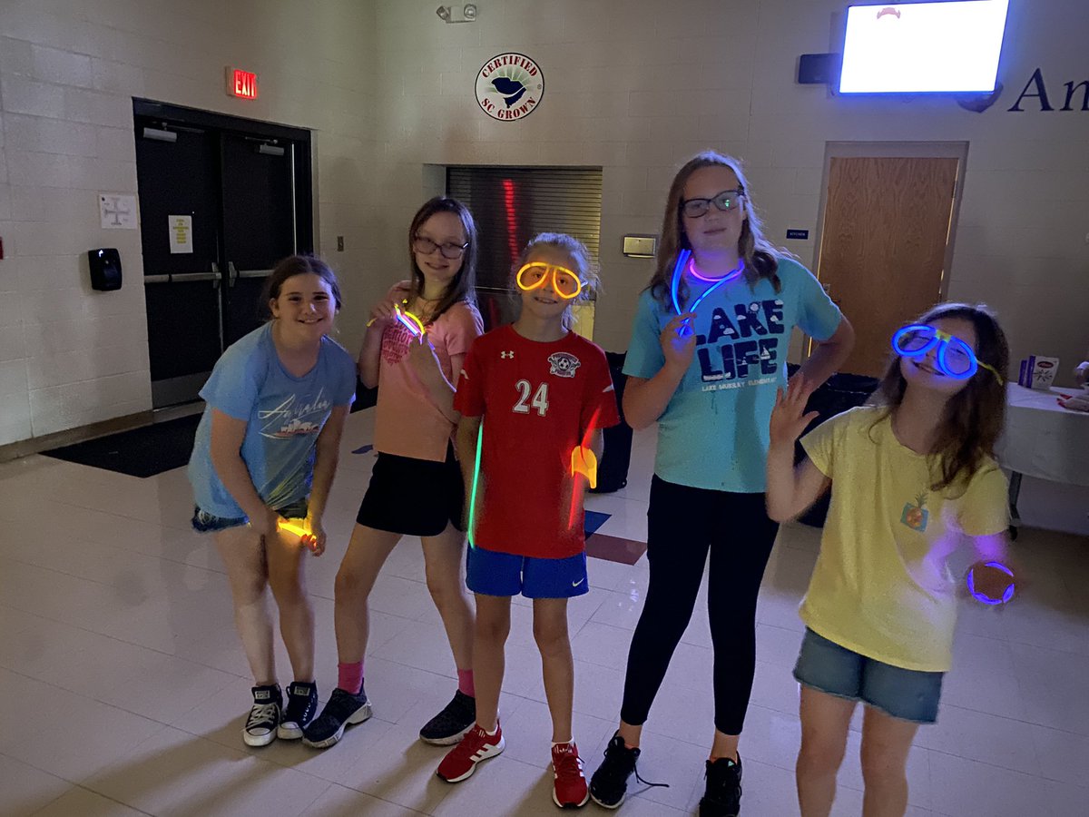 mrscranelmes's tweet photo. Fifth grade glow party! They’re off to middle school! 🌟 @MarinerMates https://t.co/tVcFQ0DyrV