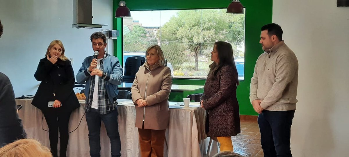 Gracias IPLIC por estar en Apóstoles por la 4ta Fiesta provincial de Gurises Felices con los NENI, por la entrega de mobiliarios y cuentos !!