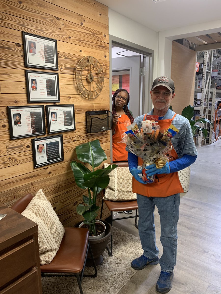 D23/59 Edwin celebrating 29 years !!! Congrats sir! <a href="/MattLeslie11/">Matt Leslie</a>  <a href="/glomolina0623/">Gloria Molina</a> <a href="/wright2416/">Henry Wright</a>