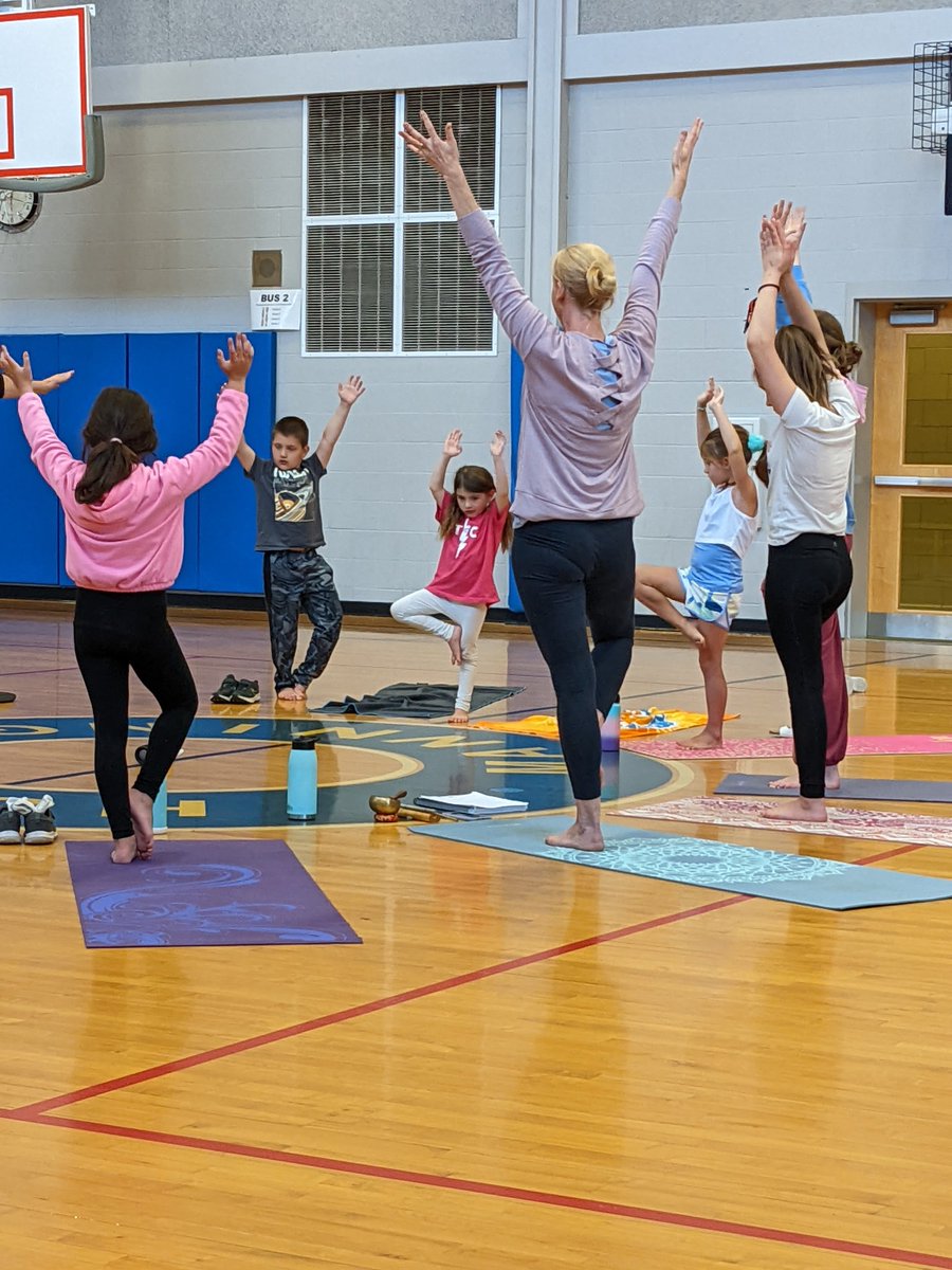 mrslibbyFM's tweet photo. Due to rain yesterday, the Health and Wellness sponsored "Yoga in the Park" event changed to Yoga in #howemanning gym. It was still a peaceful, mindful experience that participants of all ages enjoyed.  @MeredithWinche1 did a phenomenal job leading this event! #fullermeadow https://t.co/vq97IrNz7K