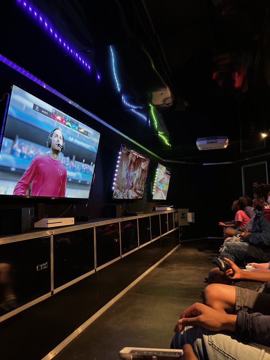 keys_the_1's tweet photo. This was more than a senior project.
It was our senior promise! We told our kids if they read before screen time, we would come back with pizza and a game truck. They did and we did!
Thanks @MarcosPizza & ItsLit game truck for the donations.
#readbeforescreen #readingislit https://t.co/LZobRaZOo7