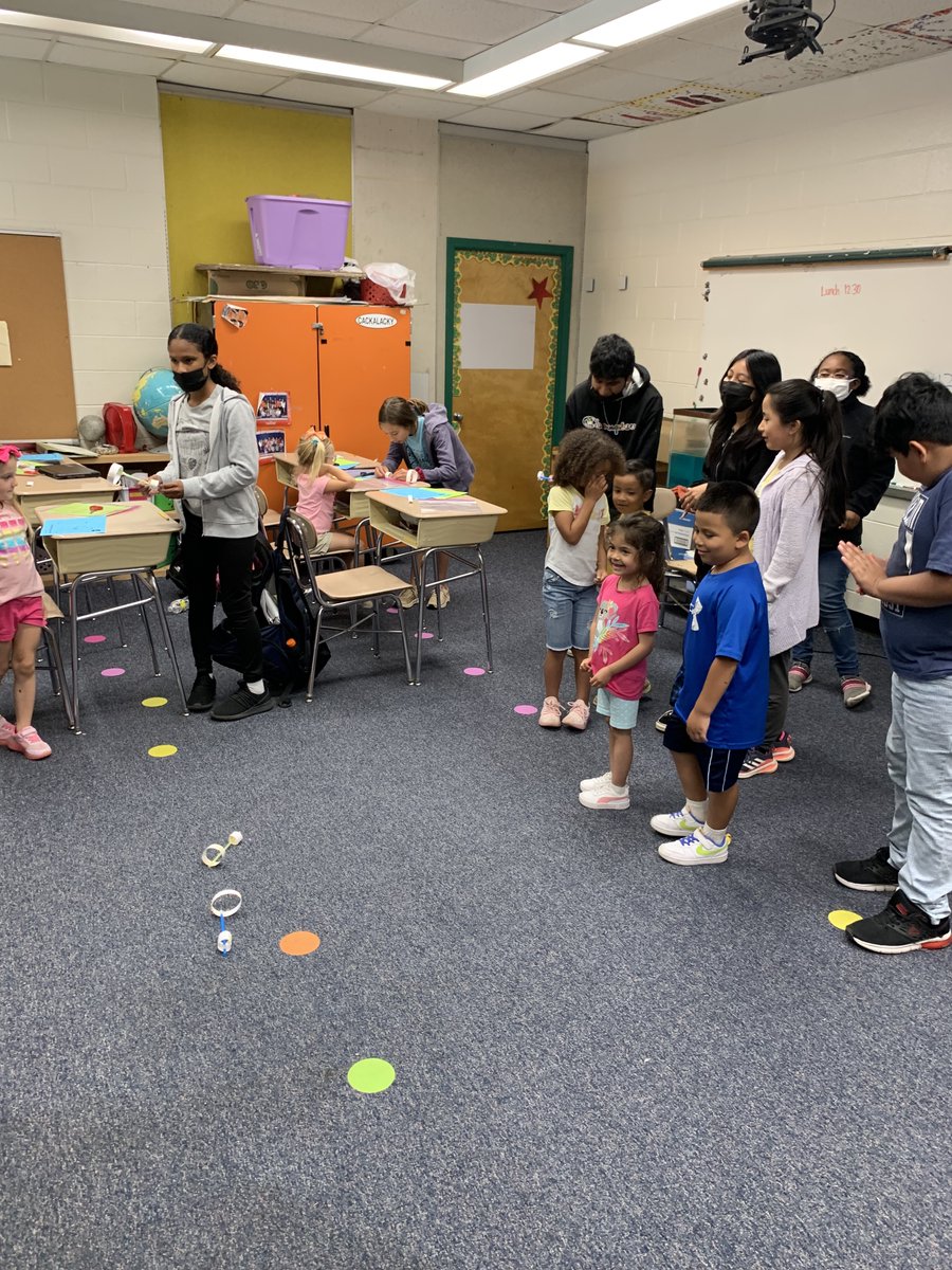 carmeng94's tweet photo. 5th Grade students help Pre-K students build and test flying machines!  @SCEBulldogs @ChathamCoSch @ncscifest https://t.co/MG1YLsi38P