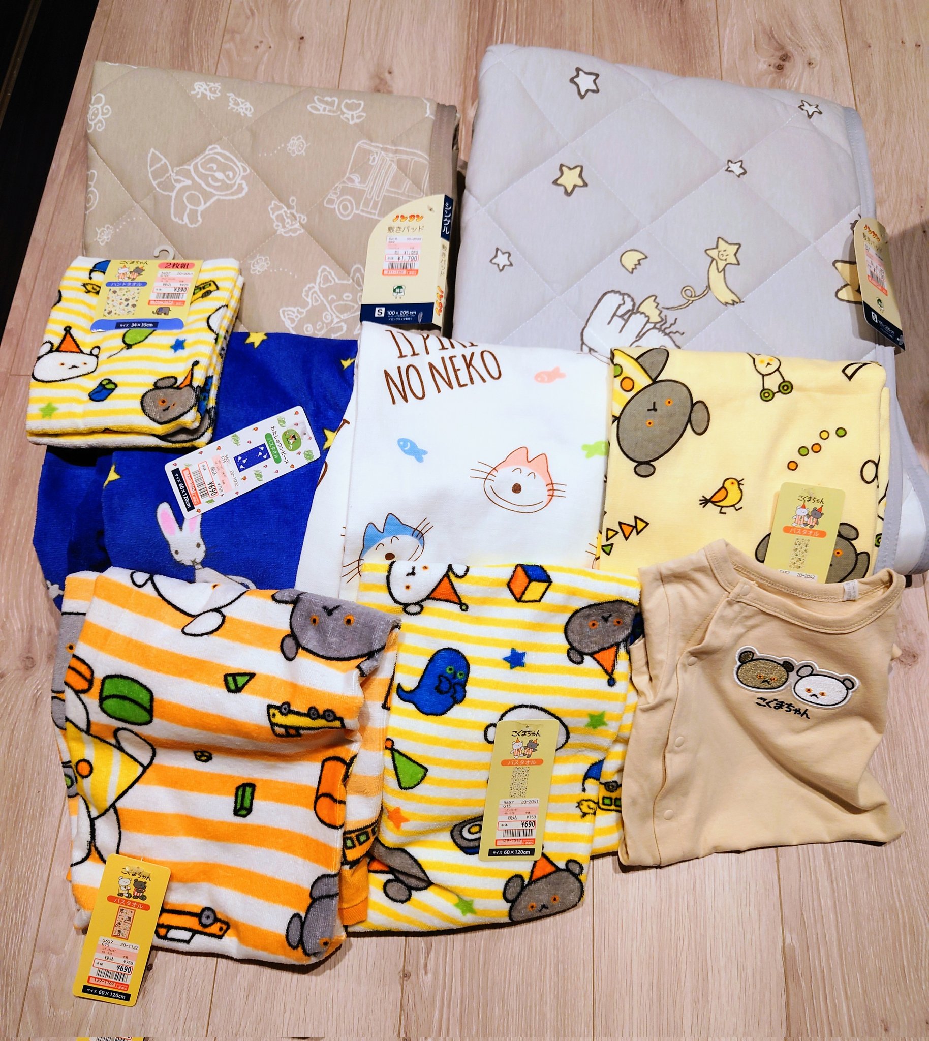 にやmow しまむら 最高 知らなかったよ こんなに絵本柄のグッズがあって 安くてかわいいなんて こぐまちゃん ハンド タオル バスタオル3種 ロンパース ノンタン ベッドパッド2種 わたしのワンピース 11匹のねこ バスタオル しかも一万