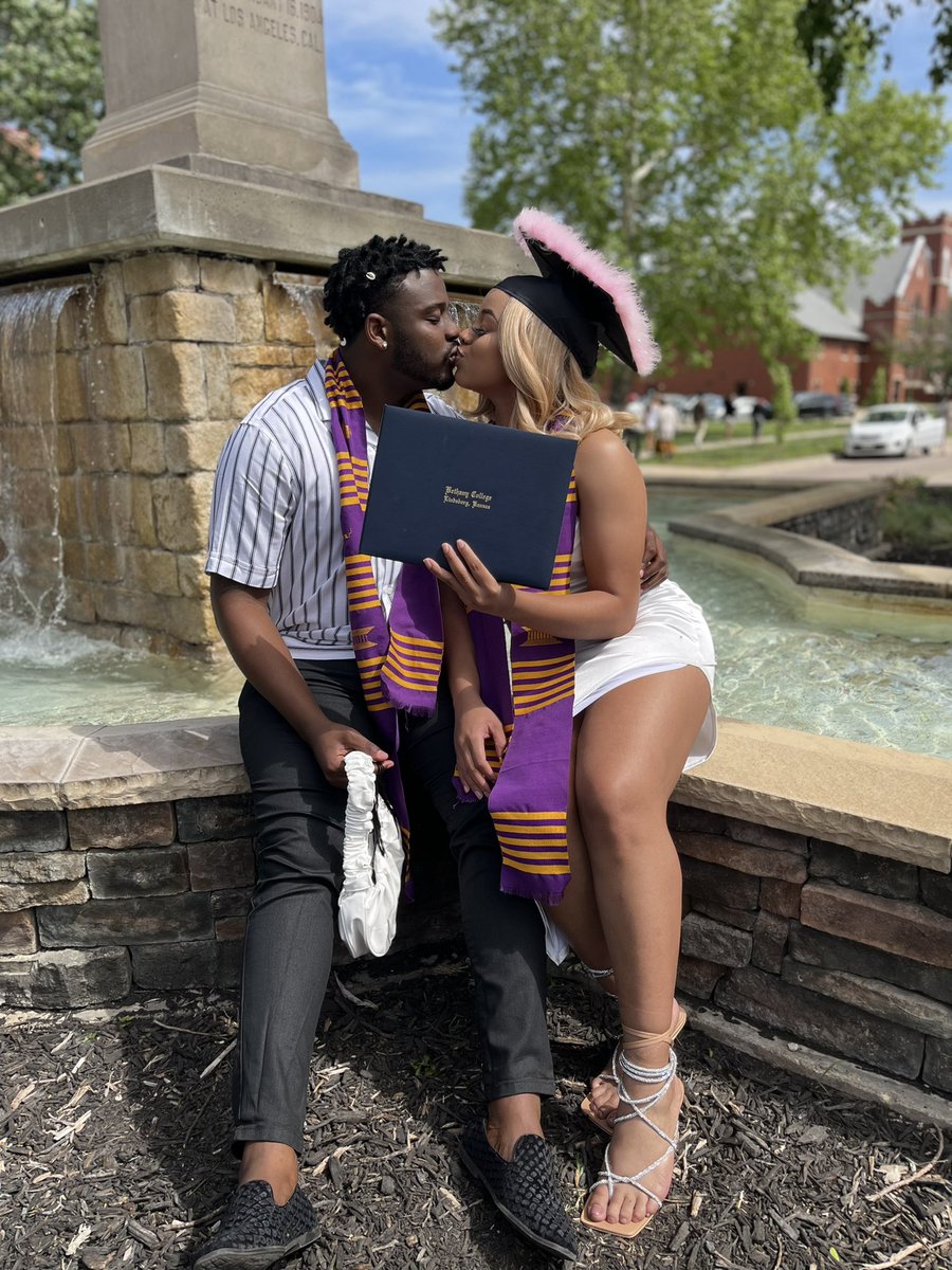 brree__'s tweet photo. It’s never too late to post grad pics 😝
#co2022 https://t.co/91SOkxcOEn