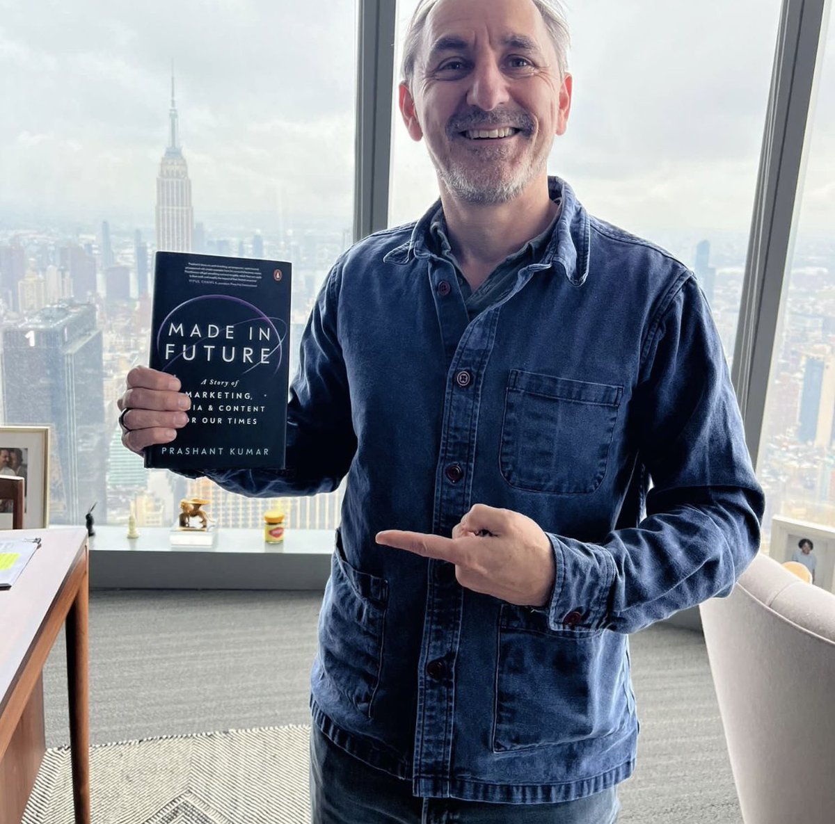 hereispk's tweet photo. What is David Droga reading these days?
#madeinfuture #growthandrelevance
@IamAnkitaS_ @PenguinIndia @MarwahRadhika https://t.co/FKpsqRnR7e