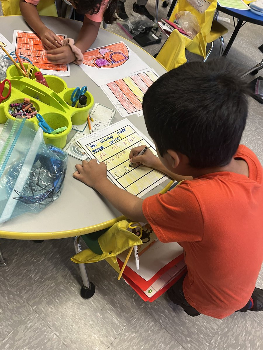 cpetonak4's tweet photo. โWhat about them shines like the sun?โ Thatโs what our first graders had to think while they wrote a message on a classmateโs ray! #sellesson #shinebrightedison @LincolnSchool8 @Miss_Lepinsky https://t.co/24M89ehDNA