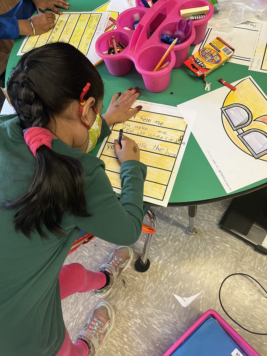 cpetonak4's tweet photo. โWhat about them shines like the sun?โ Thatโs what our first graders had to think while they wrote a message on a classmateโs ray! #sellesson #shinebrightedison @LincolnSchool8 @Miss_Lepinsky https://t.co/24M89ehDNA