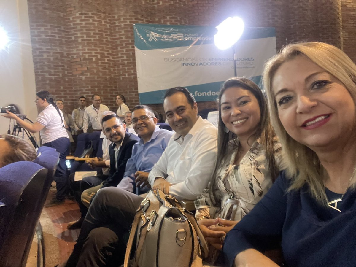 aydeelizarazoc's tweet photo. El fomento y apoyo al emprendimiento en las regiones se hace real con el #FondoEmprender del @SENAComunica 
Gracias @QuindioGob por creer y apoyar a los emprendedores.
Con los diputados de @PartidoMIRA acompañamos la entrega de $1500 millones a 18 emprendedores quindianos. https://t.co/o7LpQwRlS0
