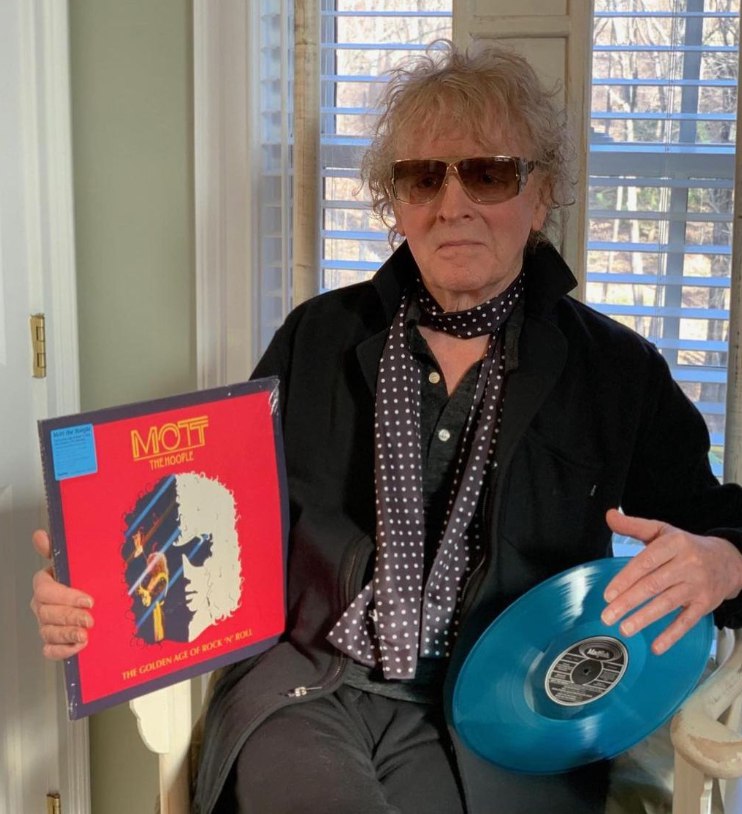 Happy 83 birthday to the amazing Mott The Hoople vocalist and guitarist Ian Hunter! 