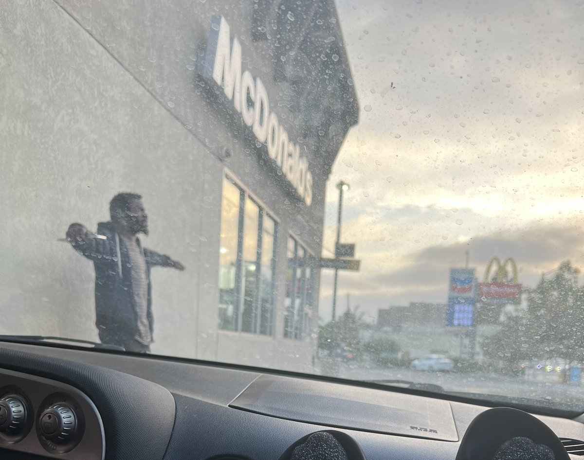 StevenRayCueto's tweet image. I knew life was a simulation, caught a npc T posing 🤨