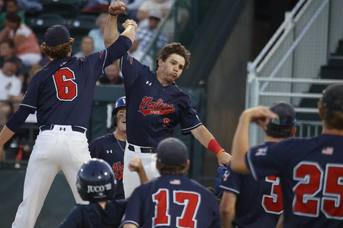Remember when we hadn’t hit a home run in the World Series? Yea, neither do we. 

McNeely leads off the bottom of the first with a homer and Gent follows suit with a three-run 💣. We lead 4-1 after 1!!