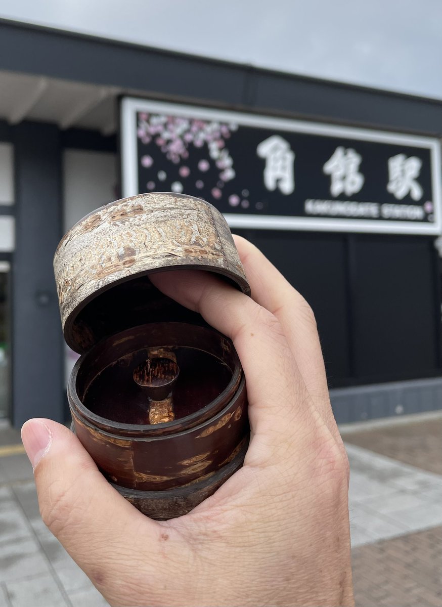 角館で、伝統工芸の桜皮細工の茶筒を購入して北を目指しています。7700円。大事に使います。車中泊のアウトドア用として。