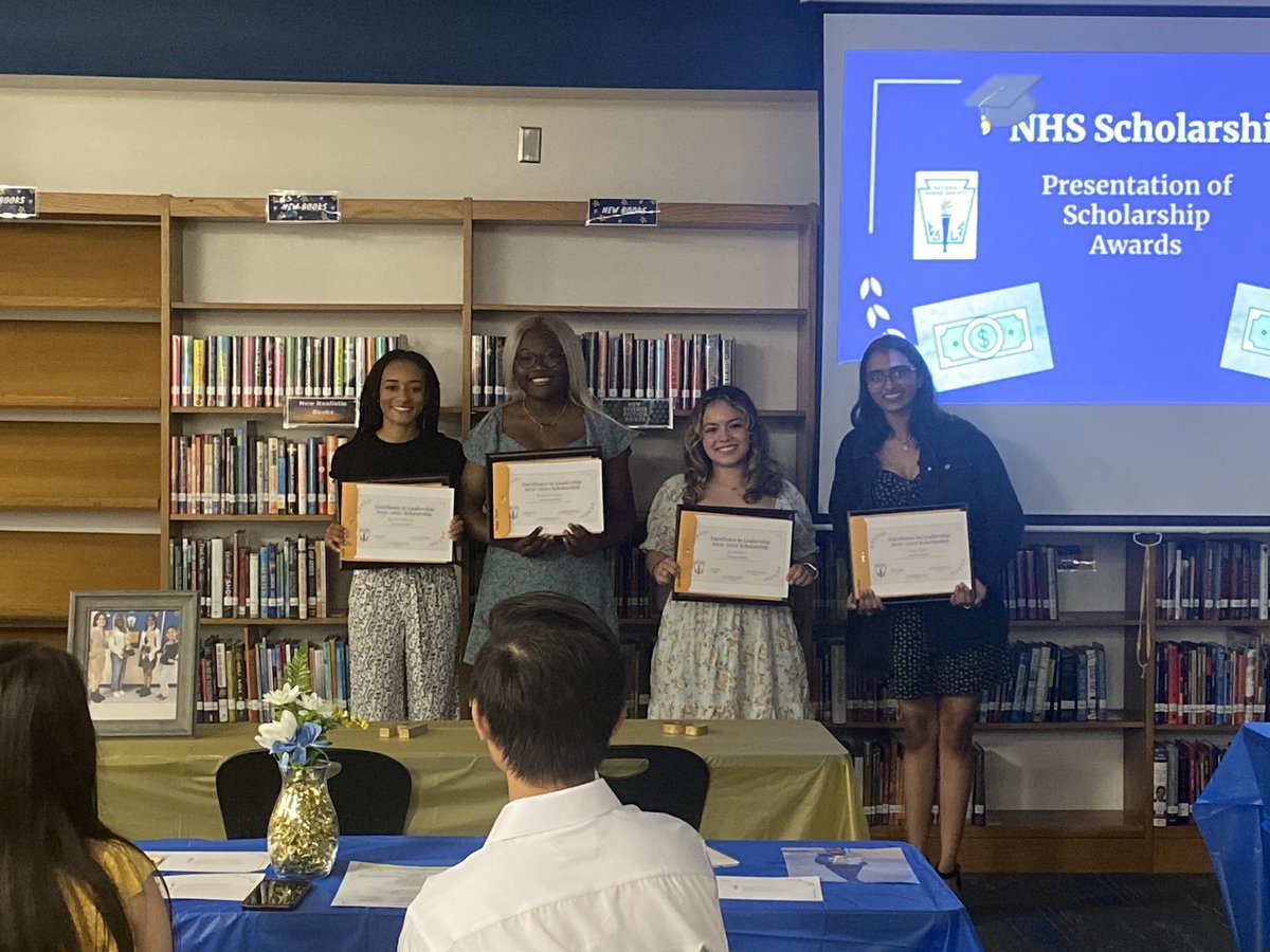 nhs_lchs's tweet photo. 2022 NHS banquet !! 💙💛 https://t.co/5ntmJafXad
